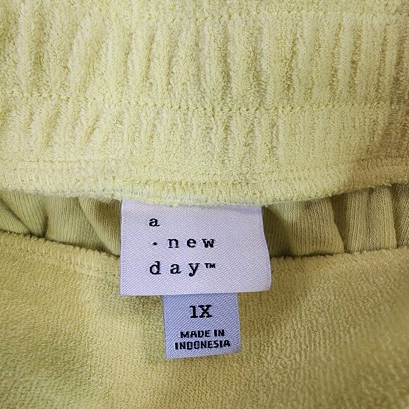 Womens A New Day Yellow French Terry Shorts Pull on 3" Inseam Plus Size 1X - Picture 3 of 8